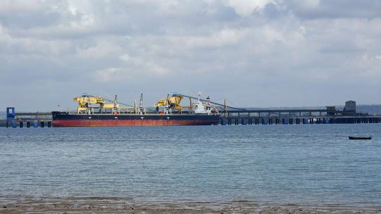 Navio é abastecido no porto da Vale, em Nacala, com o carvão extraído na região de Moatize; é o maior negócio do Brasil na África | Foto: Amanda Rossi/BBC Brasil