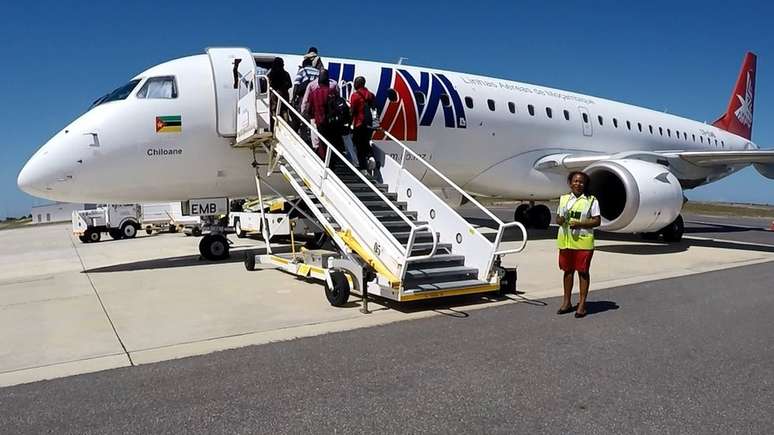 Aeronave Embraer 190 faz a única rota comercial do Aeroporto de Nacala; empresa admitiu ter pagado propina para fechar a venda | Foto: Amanda Rossi/BBC Brasil