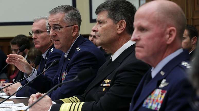 O general John Hyten (segundo à esq.) assegurou que rechaçaria uma ordem de ataque nuclear se a considerasse ilegal