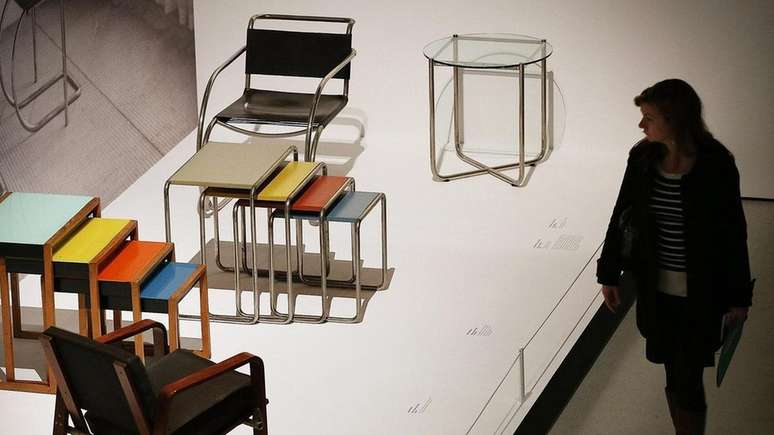 Uma visitante observa mesas e cadeiras expostas na exibição "Bauhaus Arte como Vida" em Londres, em 2012 (Foto: Fred Duval/WireImage)