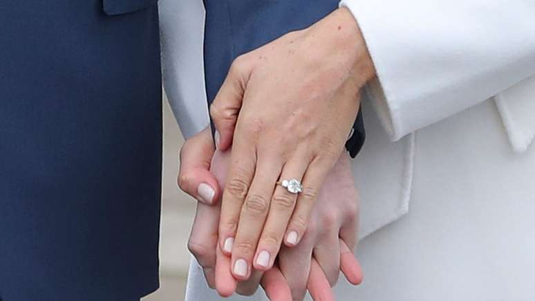 O anel de noivado de Meghan foi desenhado por Harry, usando um diamante que era da princesa Diana e um que ele comprou na África, onde o casal passou férias