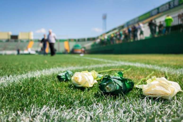 Arena Condá se tornou ponto de reunião de torcedores, jogadores e parentes das vítimas após o acidente