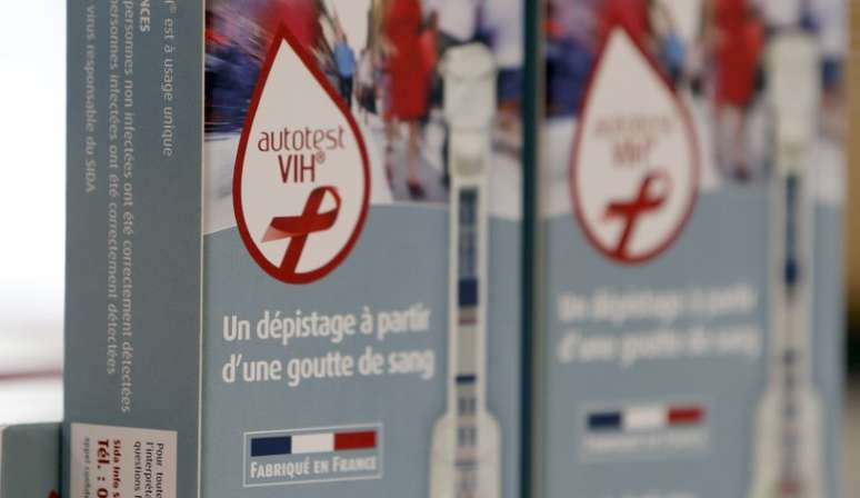 Testes de HIV s&atilde;o vistos em farm&aacute;cia em Bordeaux, na Fran&ccedil;a 15/09/2015 REUTERS/Regis Duvignau