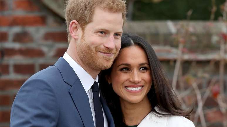 O príncipe Harry e Meghan Markle posam para fotos oficiais após anunciarem o noivado
