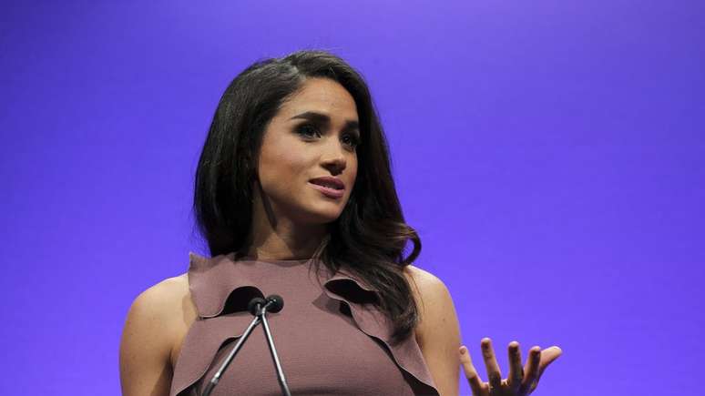 Meghan fala em um evento que promove o papel das mulheres nas telecomunicações