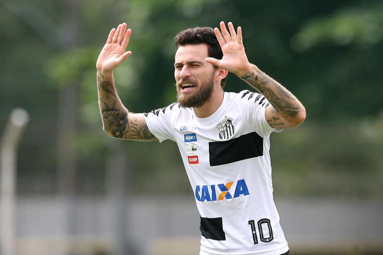 Lucas Lima em treino do Santos