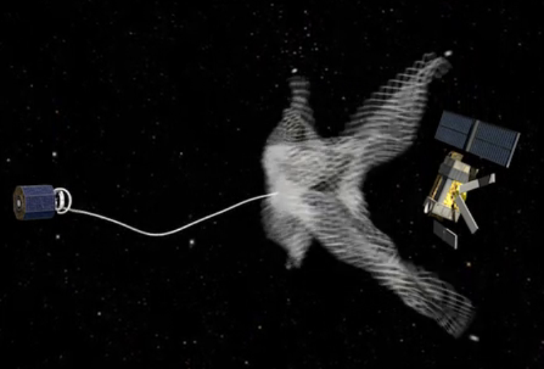 A nave RemoveDebris recolhendo um satélite quebrado