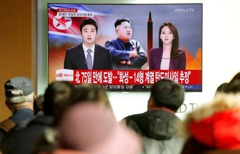 Pessoas assistem reportagem sobre novo teste de míssil balístico intercontinental (ICBM) da Coreia do Norte, em Seul, Coreia do Sul 29/11/2017 REUTERS/Kim Hong-Ji