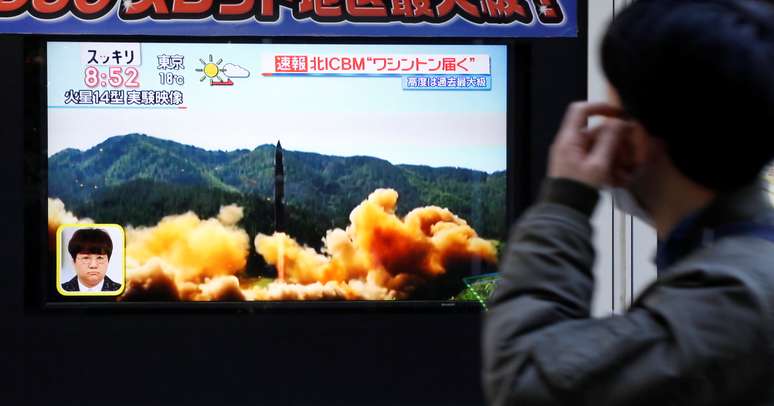 Homem observa reportagem sobre teste de míssil da Coreia do Norte, em Tóquio, no Japão 29/11/2017 REUTERS/Toru Hanai