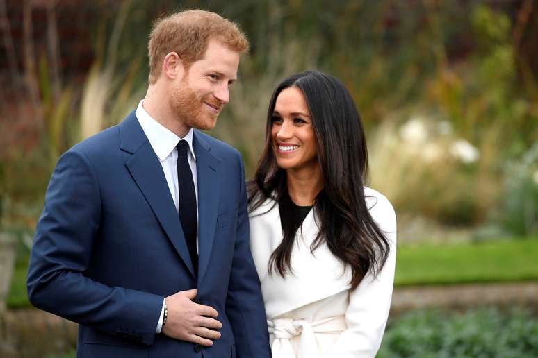 Príncipe Harry, do Reino Unido, posa para fotos com noiva Meghan Markle, no Palácio de Kensington, em Londres 27/11/2017 REUTERS/Toby Melville