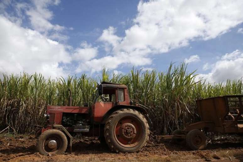 Trator em planta&ccedil;&atilde;o de cana em Fl&oacute;rida, Cuba
1/12/2016 REUTERS/Carlos Garcia Rawlins