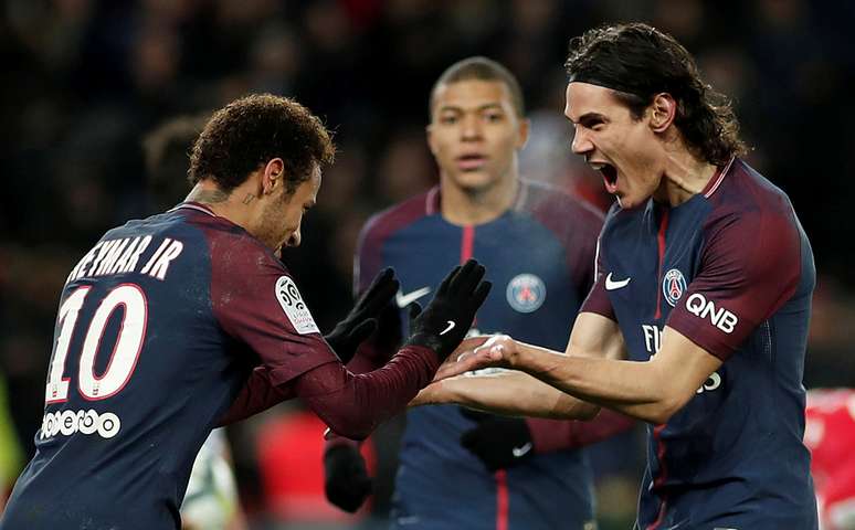 Neymar e Cavani comemoram gol do Paris St Germain
 29/11/2017       REUTERS/Benoit Tessier
