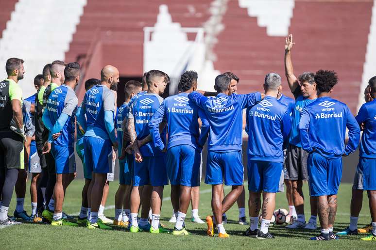 Renato Portaluppi comanda treino da equipe do Grêmio no estádio do Lanús.