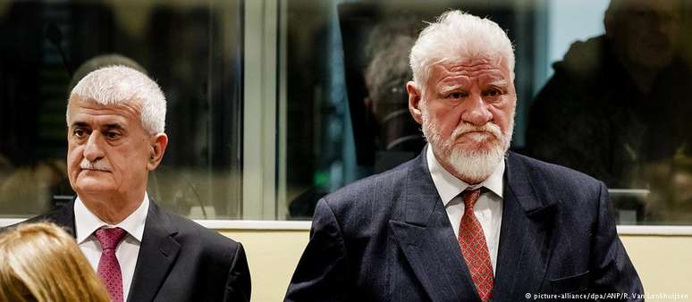 Slobodan Praljak (dir.), de 72 anos, ao lado do também acusado Bruno Stojic