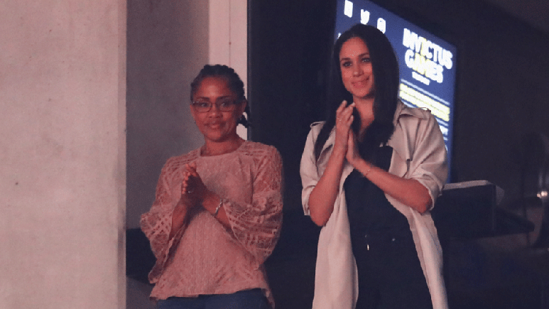 Meghan (&agrave; dir.) participa de um evento esportivo com sua m&atilde;e, Doria, que &eacute; assistente social e instrutora de ioga