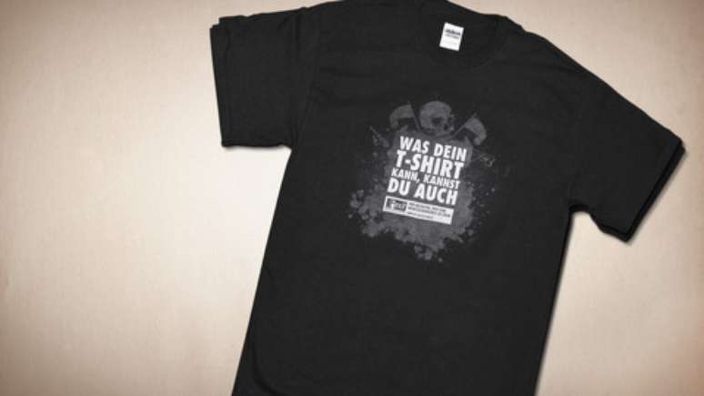 Exit Deutschland j&aacute; distribuiu, em eventos neonazistas, camisas pretas cujas mensagens de &oacute;dio desaparecem quando lavadas | Foto: Divulga&ccedil;&atilde;o