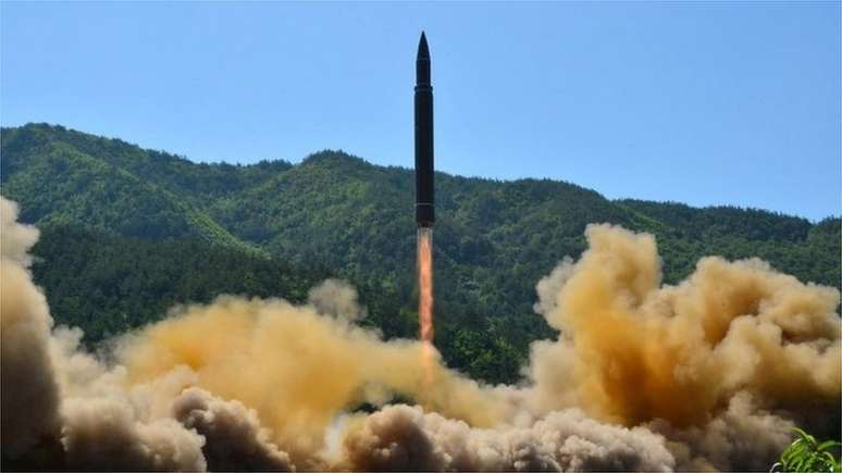 Testes de mísseis na Coreia do Norte, como esse lançamento fotografado em julho, têm se repetido este ano e preocupado a comunidade internacional
