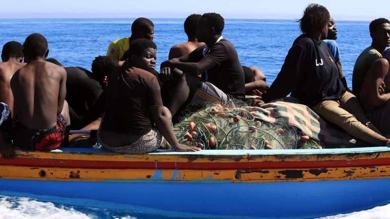 Resgate de migrantes que tentavam chegar &agrave; Europa: jornada pelo Mediterr&acirc;neo &eacute; perigosa