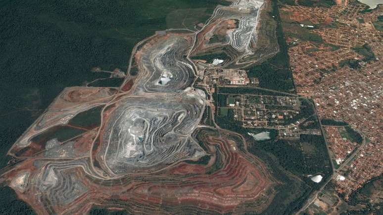 Vista de satélite da mina de amianto de Minaçu, Goiás, a única em operação no Brasil e uma das maiores do mundo | Foto: Google Earth/2017 CNES Airbus