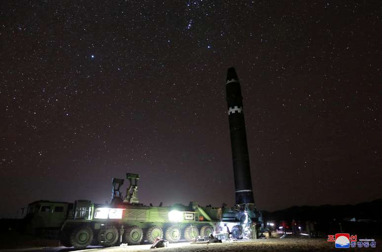 Visão geral do novo míssil balístico intercontinental Hwasong-15 da Coreia do Norte
REUTERS/KCNA