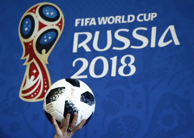 Apresentadora segura bola oficial da Copa do Mundo de 2018 da Rússia durante evento em Moscou 29/11/2017 REUTERS/Maxim Shemetov
