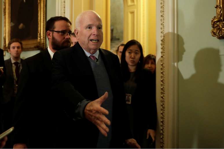 Senador John McCain fala com repórteres no Congresso
 14/11/2017    REUTERS/Yuri Gripas