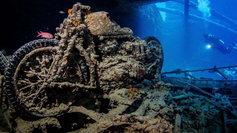 Destroços do Thistlegorm contam até com motocicletas e tanques | Foto: Andreas Nysberg