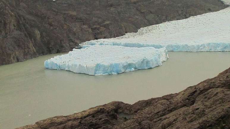 O bloco de gelo visto no Parque Nacional Torres del Paine tem o formato de mesa, considerado incomum para icebergs