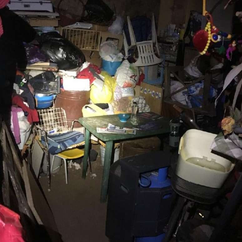 Cativeiro tinha dezenas de objetos acumulados, restos de comida, latas com excrementos e um colch&atilde;o no ch&atilde;o, onde a jovem dormia com os filhos | Fonte: Pol&iacute;cia italiana