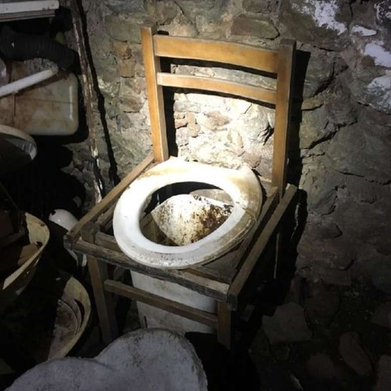 O 'banheiro' era um balde colocado em baixo de uma cadeira | Fonte: Pol&iacute;cia italiana