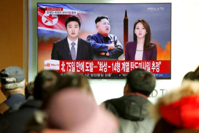 Pessoas assistem reportagem sobre o novo teste de míssil da Coreia do Norte