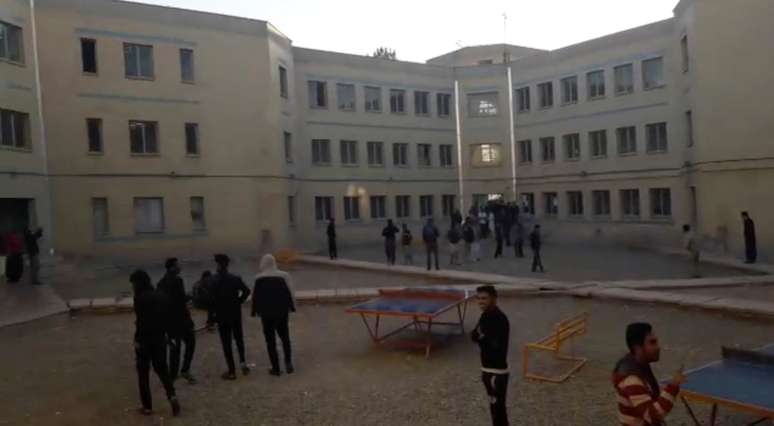 Pessoas s&atilde;o vistas em p&aacute;tio ap&oacute;s terremoto atingir a prov&iacute;ncia de Kerman, no Ir&atilde;  01/12/2017 KAMRAN REZAEI/via REUTERS