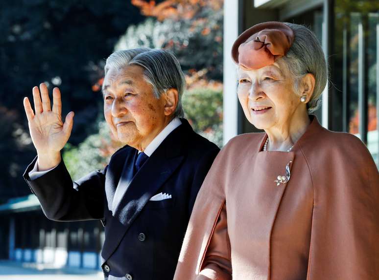 Imperador do Jap&atilde;o, Akihito, e Imperatriz Michiko, acenam em cerim&ocirc;nia no Pal&aacute;cio Imperial em T&oacute;quio, Jap&atilde;o
27/11/2017 REUTERS/Kimimasa Mayama/Pool