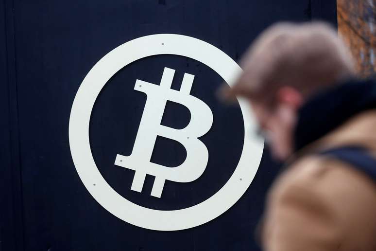 Símbolo da bitcoin durantw feira Riga Comm em Riga, Letônia
9/11/2017 REUTERS/Ints Kalnins
