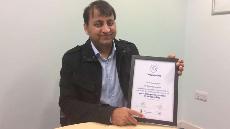 Satbir Arora recebeu certificado por 'feito excepcional' em defesa da comunidade | Foto: Cherwell District Council
