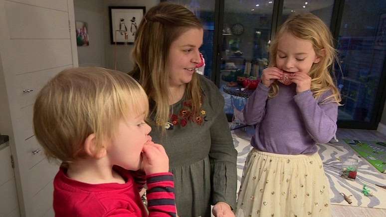 Anna Souto diz estar vivendo uma boa experi&ecirc;ncia como "au pair" em Londres