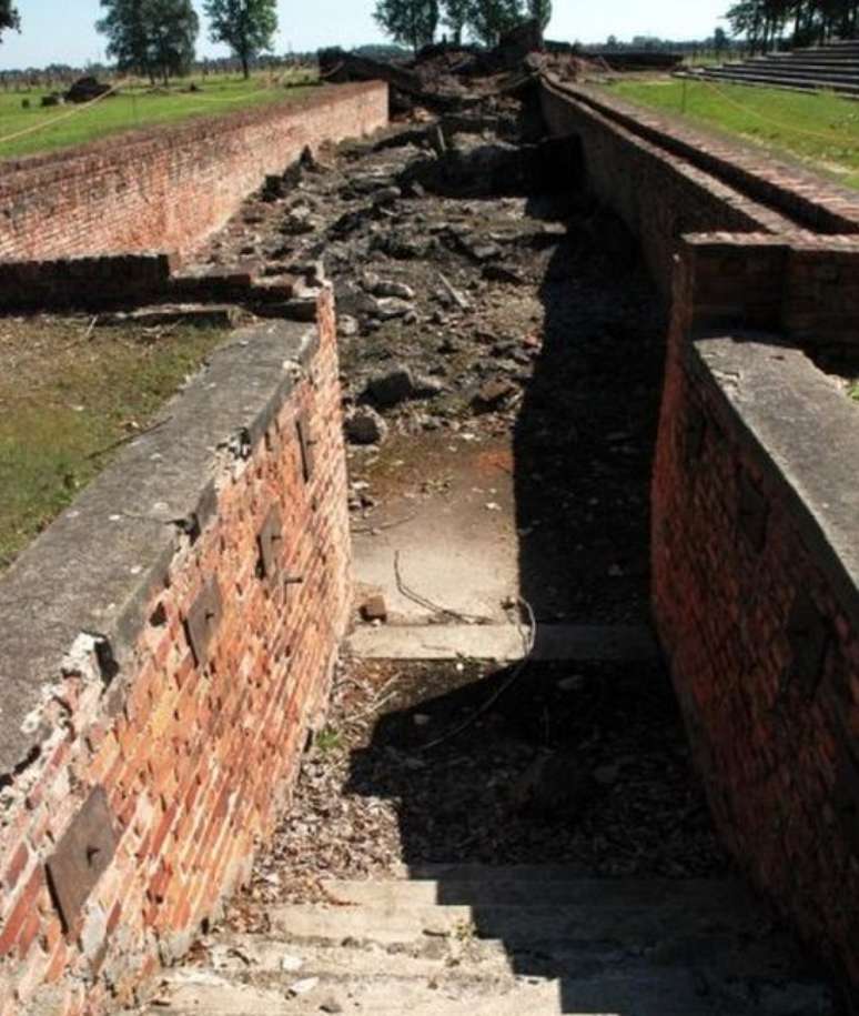 Ru&iacute;nas da c&acirc;mara de g&aacute;s e do cremat&oacute;rio 3 - entrada para o vesti&aacute;rio | Foto: Auschwitz.org