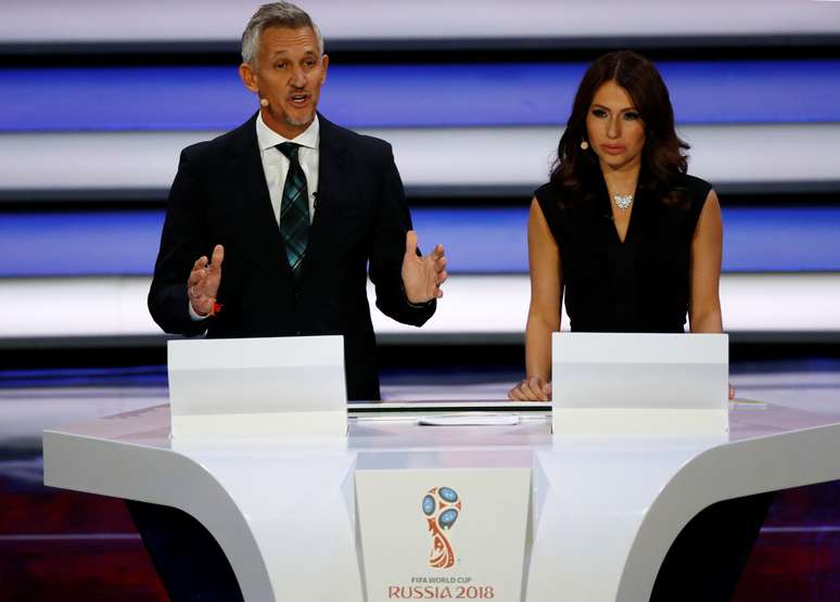 Gary Lineker ao lado de Maria Komandnaya - os mestres de cerimônia