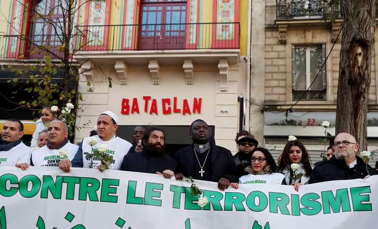 Ato, no dia 13 de novembro, para lembrar dois anos do ataque terrorista à casa de shows Bataclan, onde 89 pessoas morreram durante show da banda norte-americana Eagles of Death Metal. 