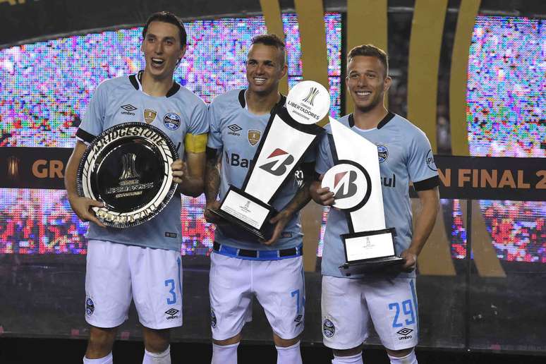 Geromel, Luan e Arthur recebem os troféus de campeão da Libertadores, melhor jogador do torneio e melhor jogador da final, respectivamente