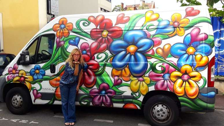 Caminhonete multicolorida que ela usava para transportar seu teatro itinerante foi queimada pelos traficantes; a da imagem acima &eacute; a substituta | Foto: Acervo pessoal