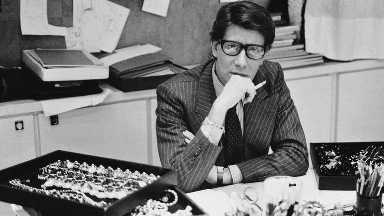 Yves Saint Laurent em seu ateliê, em 1986 | Foto: Musée Yves Saint Laurent Paris