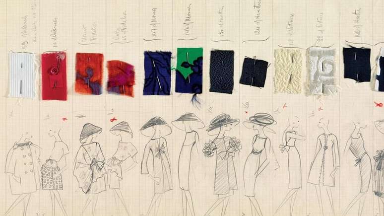 Croquis, como estes desenhados para uma coleção de 1962, podem ser vistos na exposição em Paris