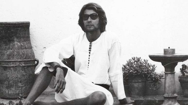 Nos anos 1970, influenciado pelos ares do Marrocos, Saint Laurent deixou o cabelo crescer e passou a usar batas indianas | Foto: Reginald Gray