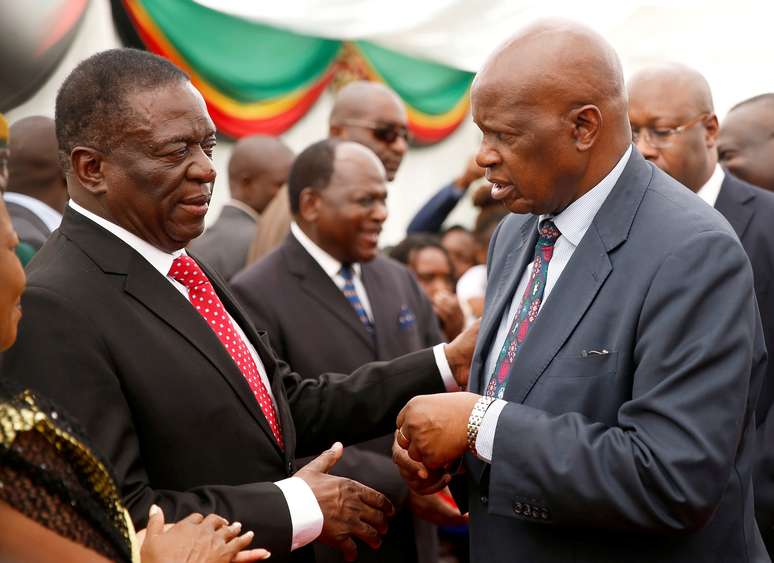 Presidente do Zimb&aacute;bue, Emmerson Mnangagwa, parabeniza seu ministro das Finan&ccedil;as, Patrick Chinamasa, ap&oacute;s dar posse a gabinete de ministros em Harare 04/12/2017 REUTERS/Philimon Bulawayo