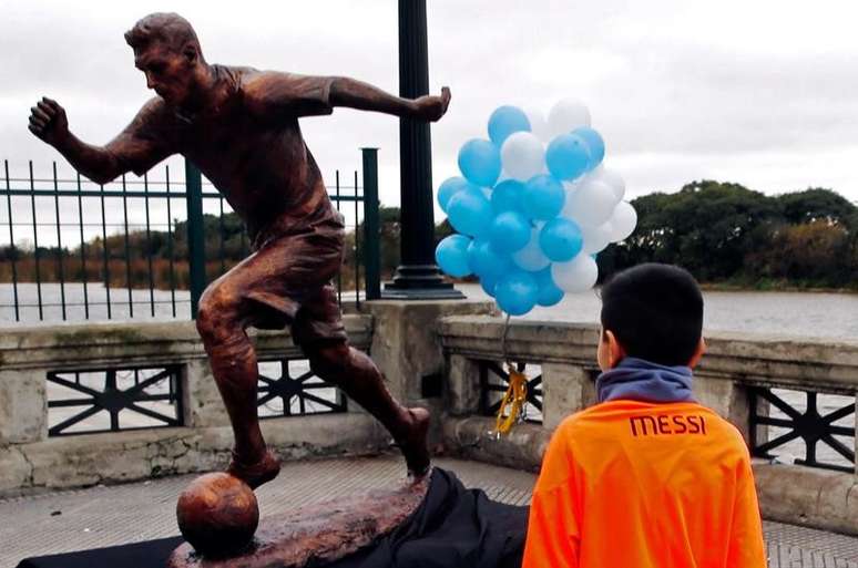 Estátua de Messi que foi vandalizada em Buenos Aires
 28/6/2016    REUTERS/Marcos Brindicci