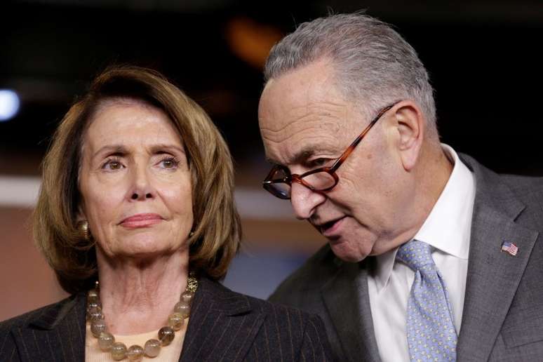 Nancy Pelosi e Schumer conversam em Washington
 2/11/2017   REUTERS/Joshua Roberts