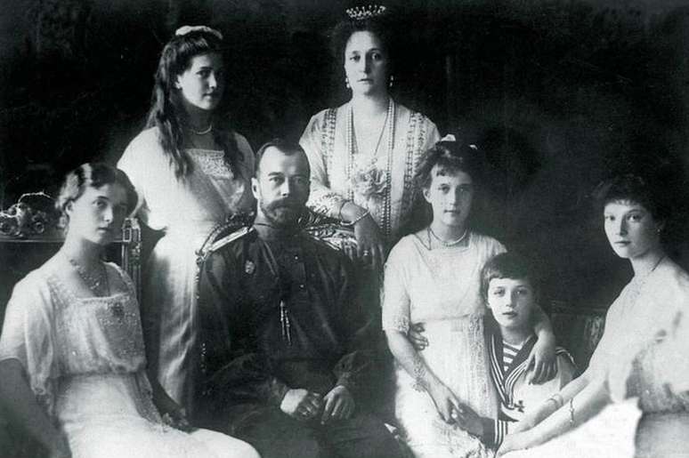 A família real Romanov: da esq. para a dir.: Olda, María, o czar Nicolás 2º, a czarina Alejandra, Anastasia, Alexéi e Tatiana