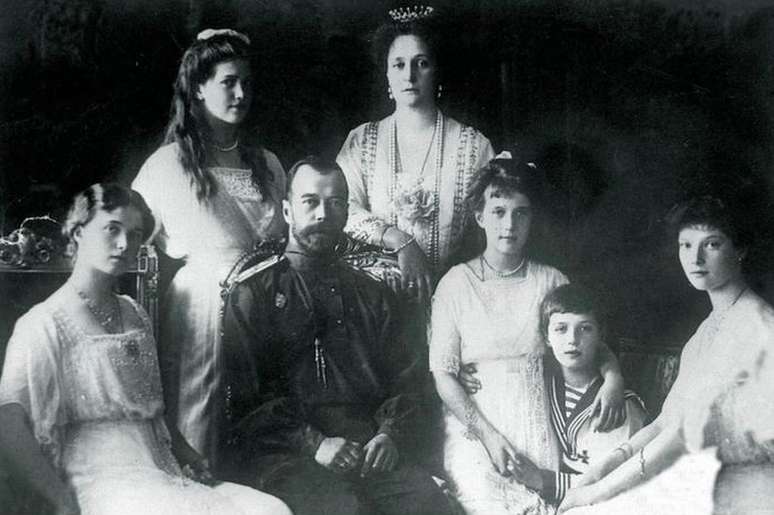 A fam&iacute;lia real Romanov: da esq. para a dir.: Olda, Mar&iacute;a, o czar Nicol&aacute;s 2&ordm;, a czarina Alejandra, Anastasia, Alex&eacute;i e Tatiana