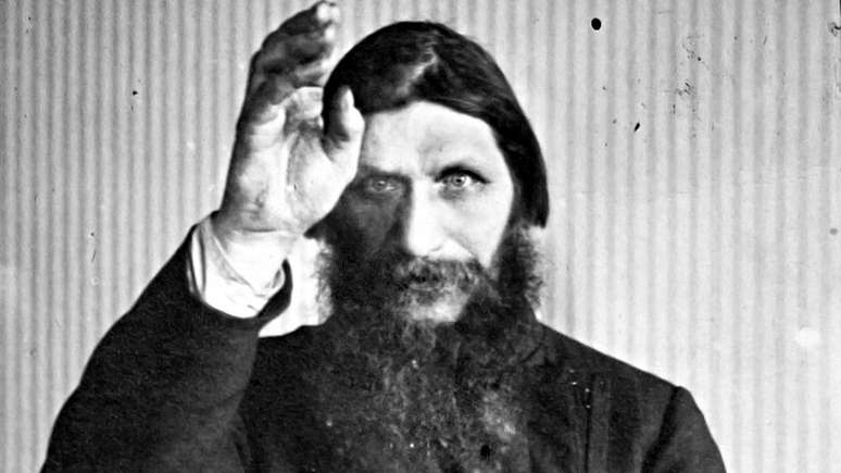 Místico Rasputin, que diziam ter poderes curativos, era confidente da imperatriz Alejandra